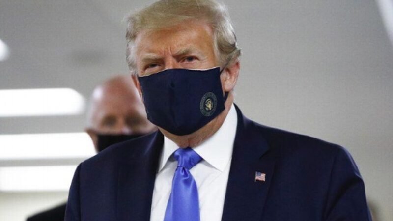 TRUMP USA CUBREBOCAS POR PRIMERA VEZ EN PÚBLICO DURANTE VISITA A CENTRO MÉDICO