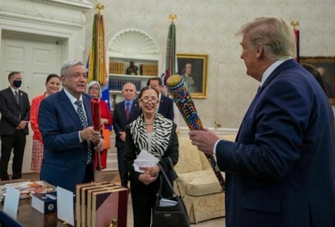 LÓPEZ OBRADOR Y TRUMP INTERCAMBIAN BATES DE BÉISBOL EN LA CASA BLANCA