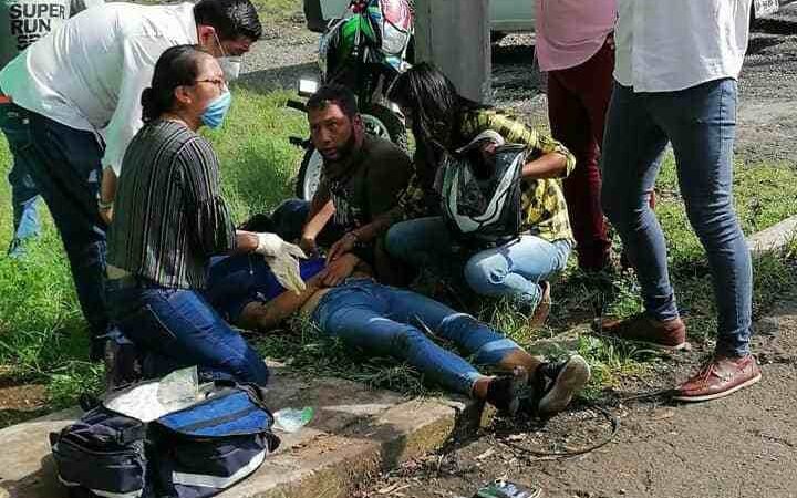 CHOCA MOTOCICLISTA CONTRA CAMIÓN DE CERVEZA