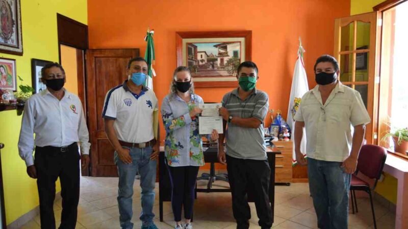 ENTREGA ALCALDESA DE COMAPA PREMIO A ESCUELA IGNACIO ZARAGOZA