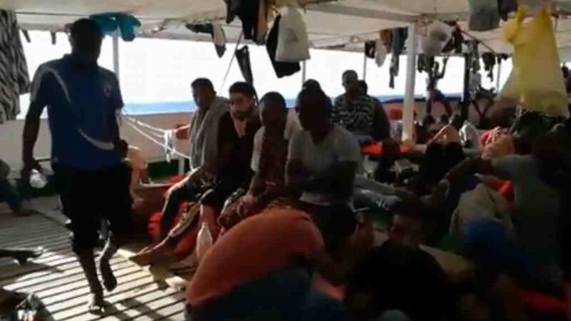 MIGRANTES INTENTAN SUICIDIO COLECTIVO EN BARCO