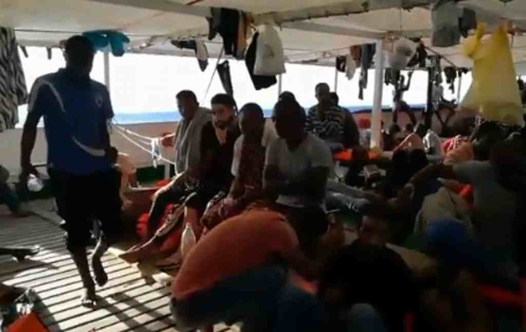 MIGRANTES INTENTAN SUICIDIO COLECTIVO EN BARCO