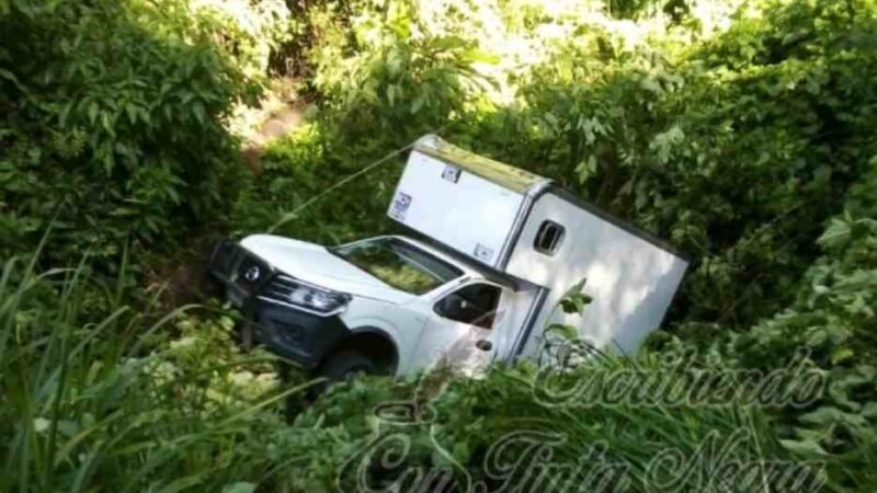 SE SALE CAMIONETA DE LA CARRETERA