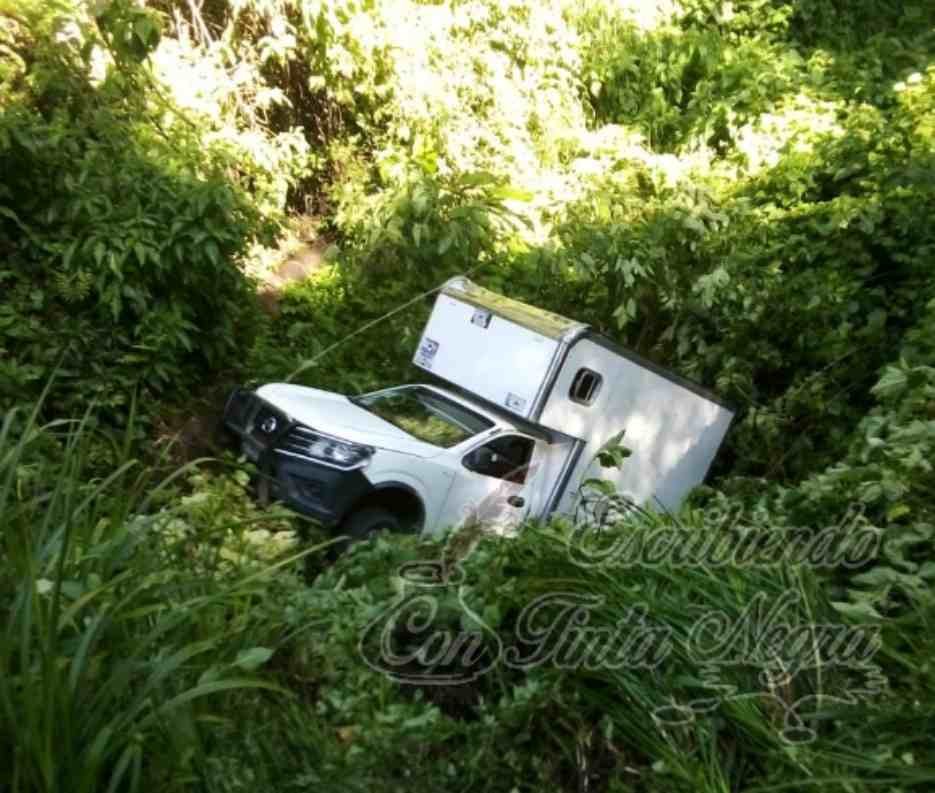 SE SALE CAMIONETA DE LA CARRETERA