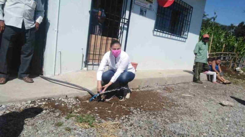 SUPERVISA ALCALDESA OBRA DE RED DE AGUA EN LA ENRIQUE S. TREJO