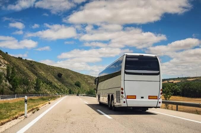 BALEAN AUTOBÚS TURÍSTICO EN CUMBRES DE MALTRATA