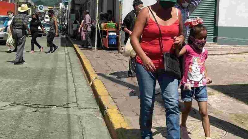 HUATUSQUEÑOS AHORA SÍ SE PONEN EL CUBREBOCAS