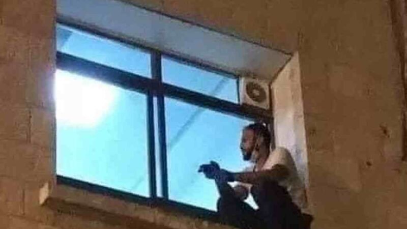 HOMBRE TREPA HASTA LA VENTANA DE UN HOSPITAL PARA DESPEDIRSE DE SU MADRE ENFERMA DE COVID-19