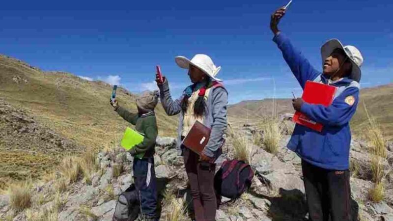 NIÑOS SUBEN A UN CERRO PARA PODER TOMAR CLASES VIRTUALES