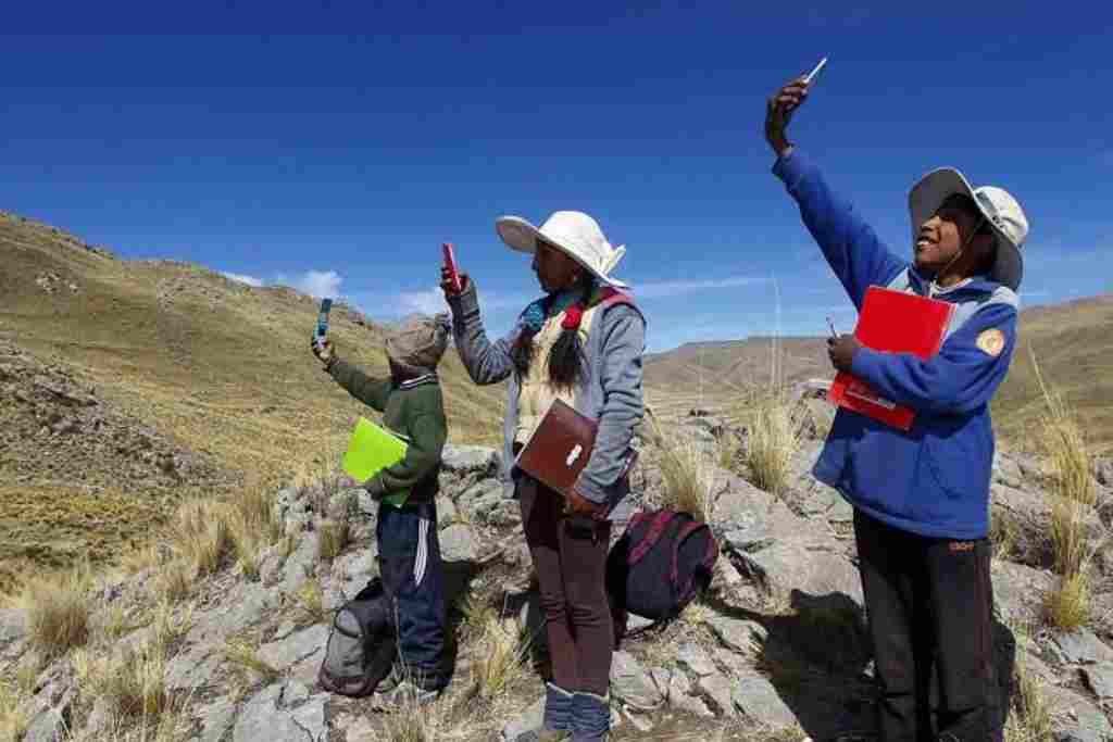 NIÑOS SUBEN A UN CERRO PARA PODER TOMAR CLASES VIRTUALES