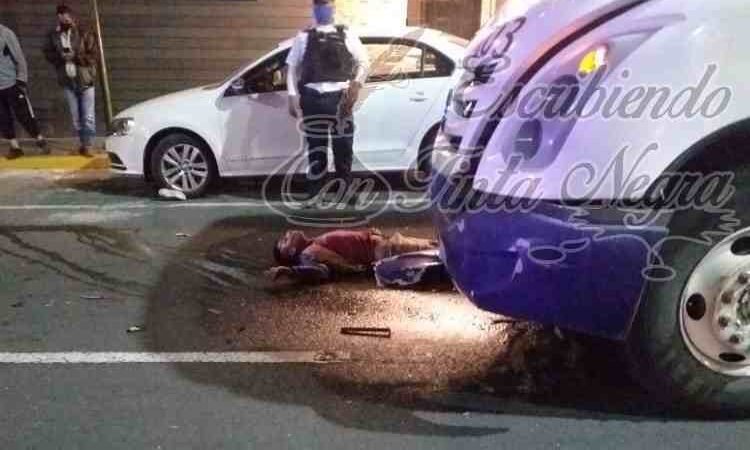 AUTOBUS EMBISTE Y MATA A PAREJA