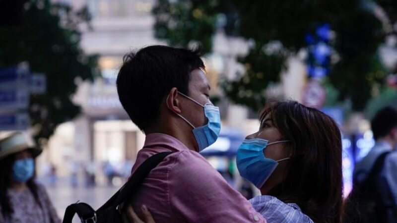 SUGIEREN USAR PAREDES CON AGUJEROS PARA TENER SEXO SEGURO ANTE EL COVID-19, EN CANADÁ