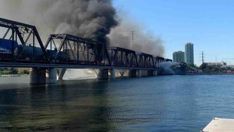 DESCARRILA TREN SOBRE PUENTE EN ARIZONA Y CAUSA APARATOSO INCENDIO