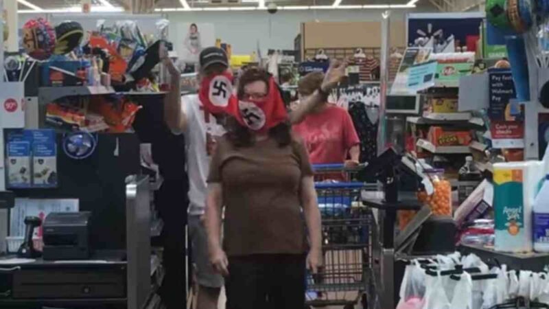 PAREJA USA CUBREBOCAS NAZIS EN SUPERMERCADO