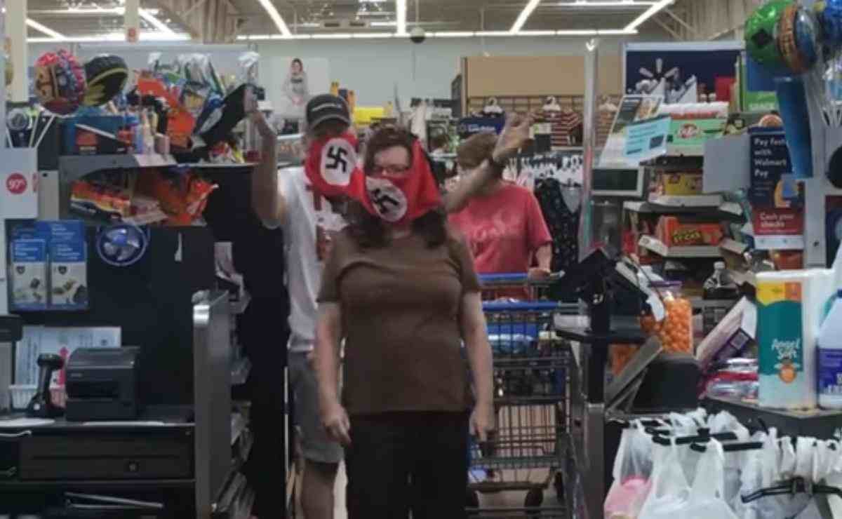 PAREJA USA CUBREBOCAS NAZIS EN SUPERMERCADO