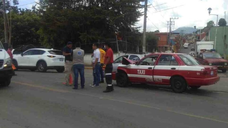 CHOCA CAMIONETA CONTRA TAXI DE CALCAHUALCO