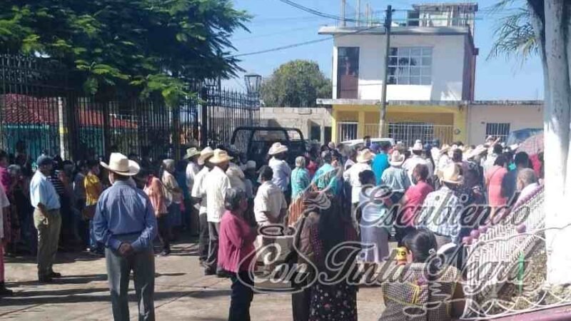 EN TOTAL DESORDEN ENTREGAN APOYOS A ADULTOS MAYORES