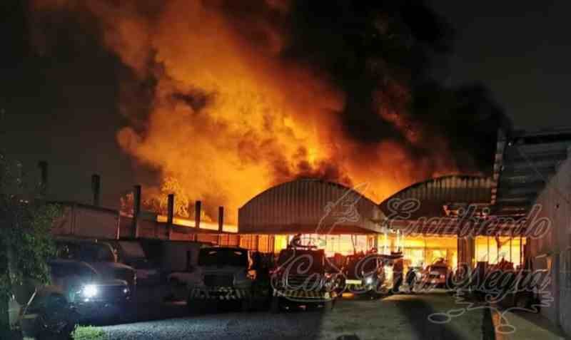 SE INCENDIA BODEGA DE LLANTAS