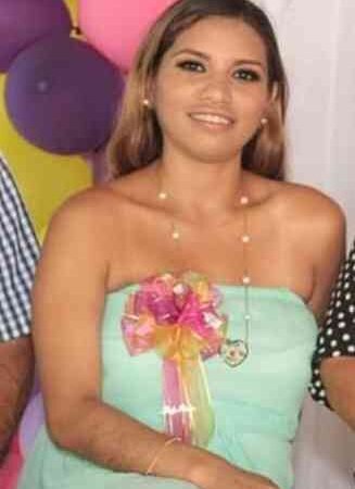 BALEAN A PAREJA EN AGUA DULCE