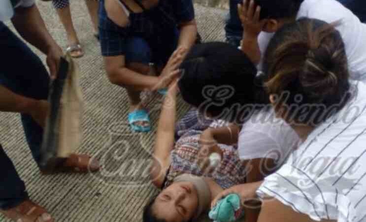 CAE JOVEN DE MOTO EN MOVIMIENTO