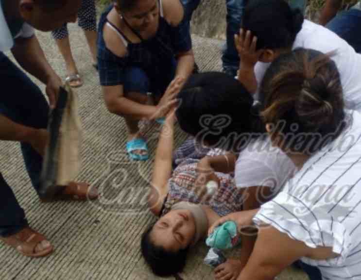 CAE JOVEN DE MOTO EN MOVIMIENTO