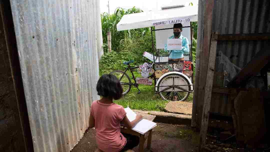 MAESTRO RURAL CONVIERTE SU BICI EN ESCUELITA MÓVIL PARA DAR CLASES DURANTE LA PANDEMIA