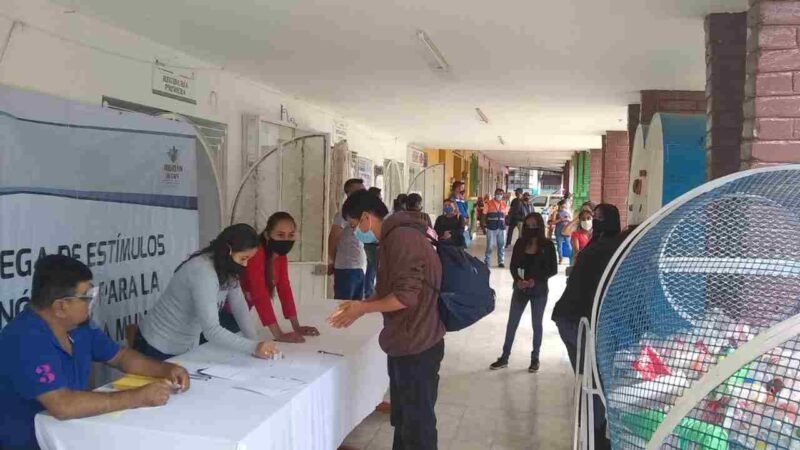 ENTREGAN ESTÍMULOS ECONÓMICOS A ESTUDIANTES DE IXHUATLÁN