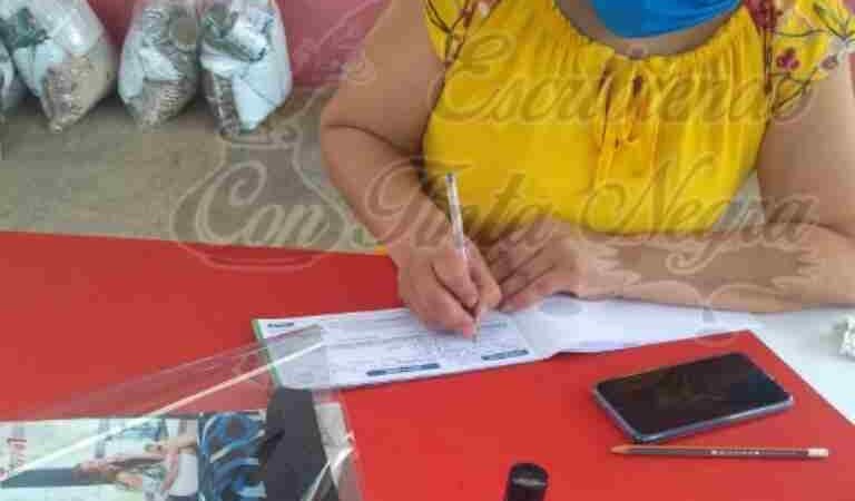 RETIENEN RECIBOS DE INSCRIPCIÓN