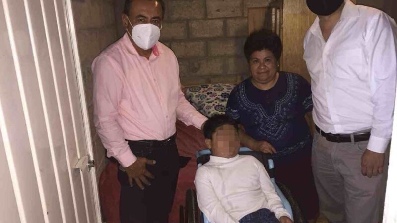 ENTREGA DIPUTADO SILLA DE RUEDAS A INFANTE DE TOTUTLA