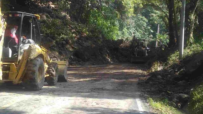 DERRUMBE BLOQUEA CARRETERA A XALAPA