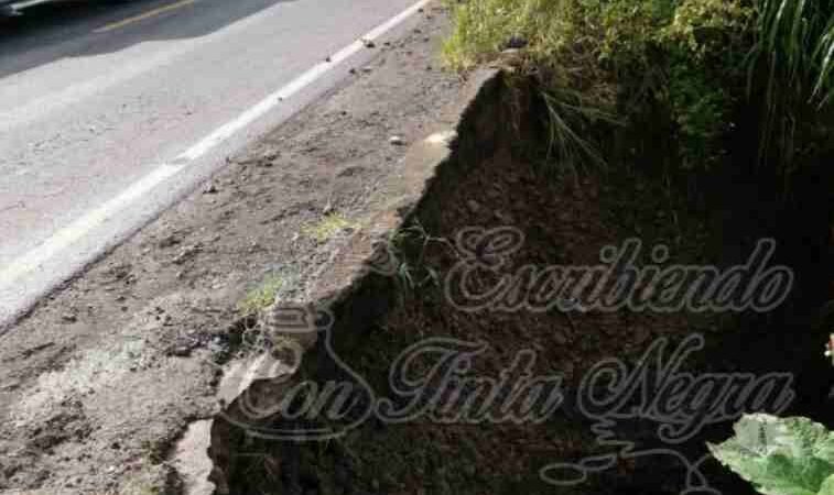 LLUVIAS GENERAN SOCAVÓN EN CARRETERA A XALAPA