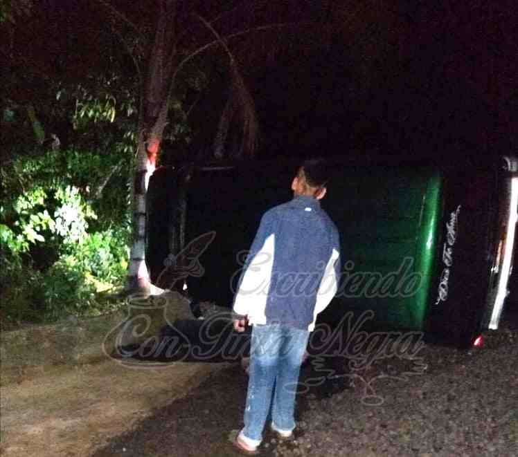 VUELCA CAMIONETA EN COMAPA