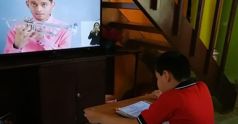 INICIAN CLASES SIN INTERNET, LUZ Y TELEVISIÓN