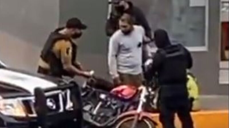 SORPRENDEN A ELEMENTOS DE FUERZA CIVIL “SEMBRANDO” DROGA A MOTOCICLISTA