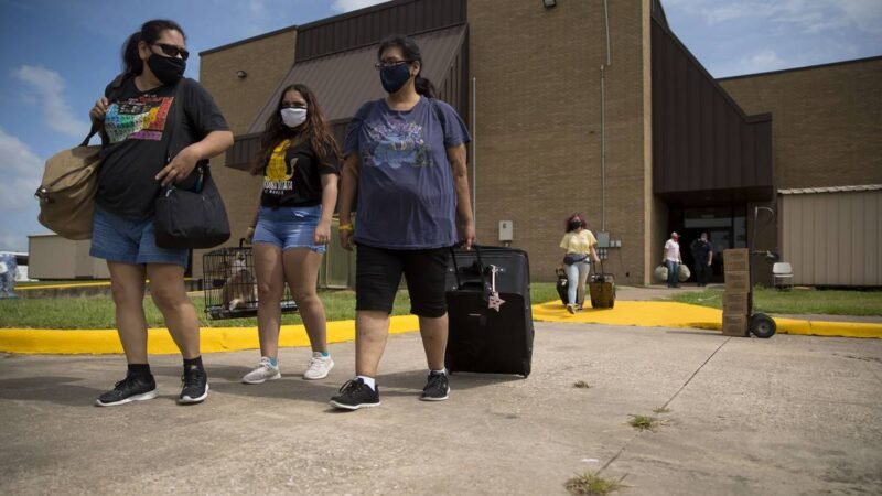 MILES DE PERSONAS ABANDONAN TEXAS Y LOUISIANA ANTE ‘CATASTRÓFICO’ IMPACTO DEL HURACÁN ‘LAURA’