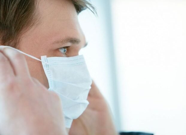 NI LAS CARETAS NI LOS CUBREBOCAS N95 CON VÁLVULAS FRENAN EL COVID-19, SEGÚN ESTUDIO