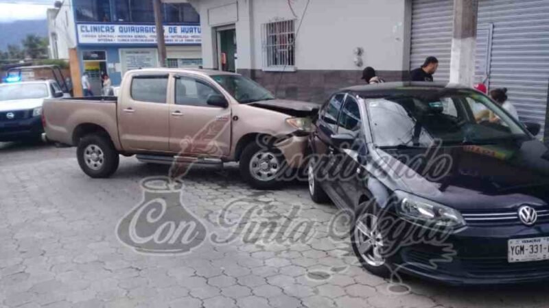 IMPACTA CAMIONETA A AUTO ESTACIONADO