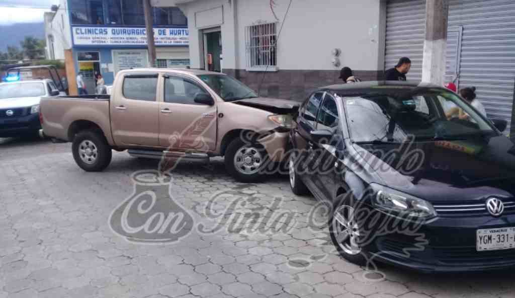 IMPACTA CAMIONETA A AUTO ESTACIONADO