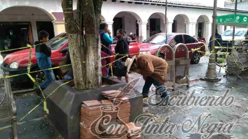 PLAZA DE COSCOMATEPEC ABRE A MEDIAS Y EN DESORDEN