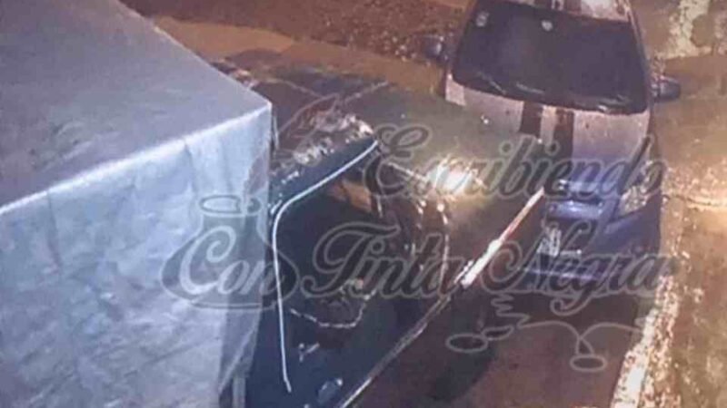 CHOCA CAMIONETA CONTRA AUTO Y ESCAPA