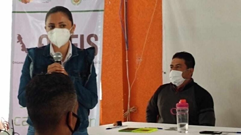 CAPACITAN A COMITÉS DE OBRA EN IXHUATLÁN