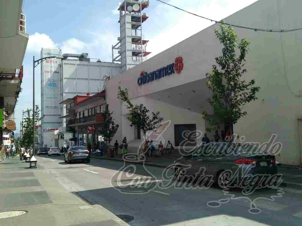 LO ASALTAN AFUERA DE BANAMEX