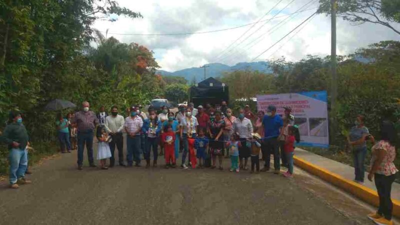 CONSTRUYEN GUARNICIONES Y BANQUETAS EN NEVERÍA