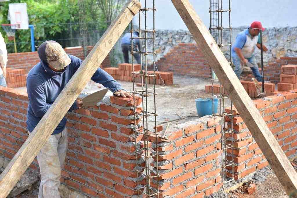 SUPERVISAN CONSTRUCCIÓN DE ESCUELA EN EL BARREAL