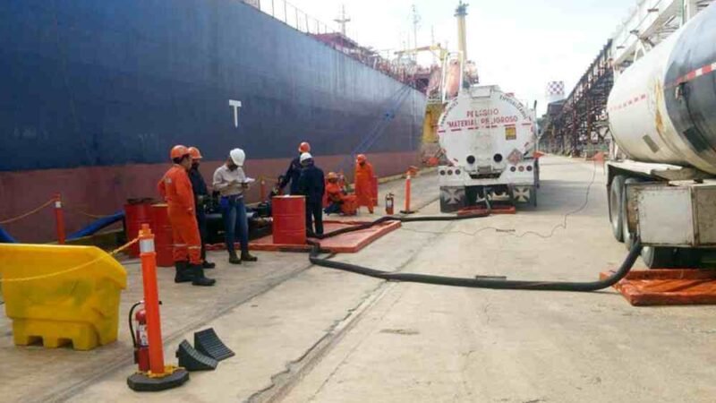 ASEGURAN BUQUE QUE ERA CARGADO CON COMBUSTIBLE ROBADO