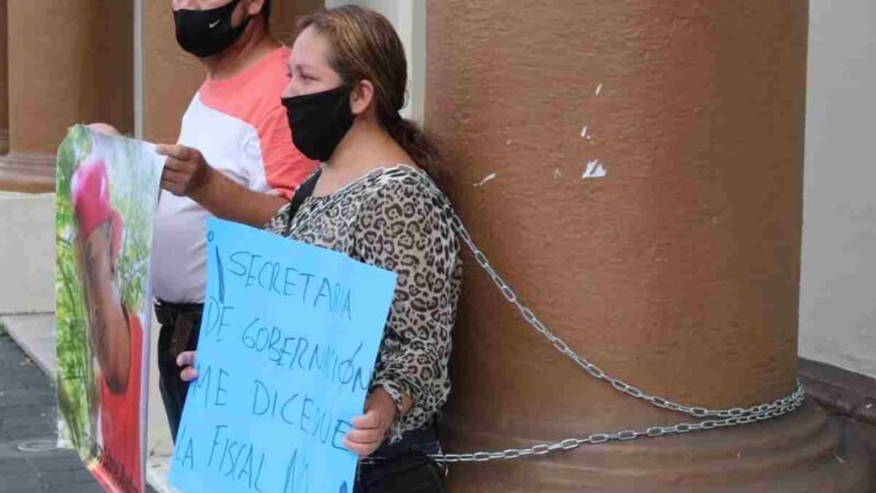 SE ENCADENA A PALACIO DE GOBIERNO