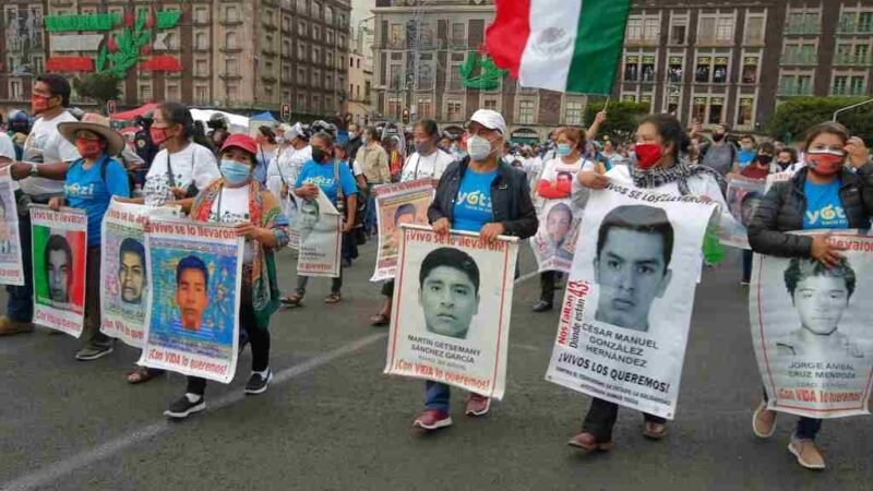 REUNIÓN DEL GOBIERNO CON PADRES DE AYOTZINAPA, SOLO PARA LA FOTO