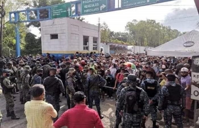 AMENAZA DE CÁRCEL EN MÉXICO DEBILITA NUEVA CARAVANA DE MIGRANTES CENTROAMERICANOS