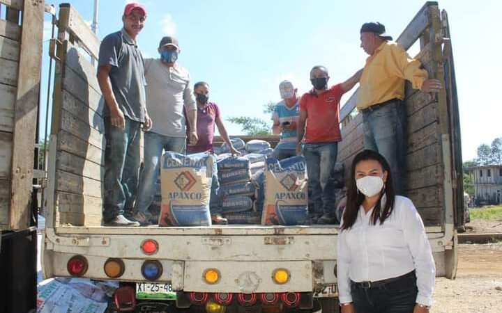 ENTREGAN APOYOS A COMUNIDADES DE HUATUSCO