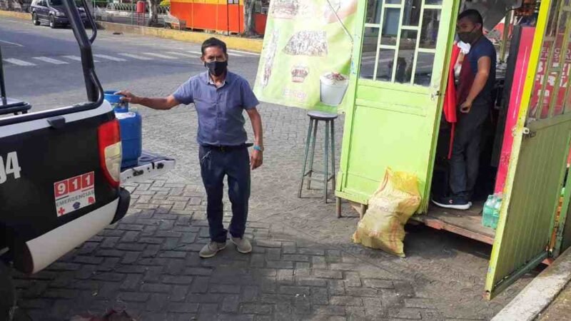 LE ROBAN A COMERCIANTE DE IXHUATLÁN